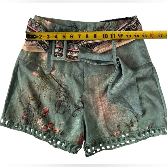 Boho Floral Green Women's Shorts zip medium - Picture 5 of 8